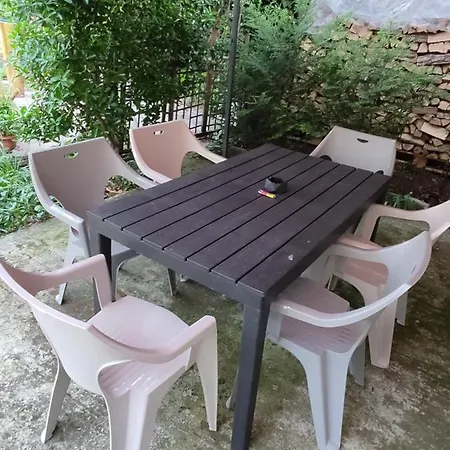 етаж от къща с двор