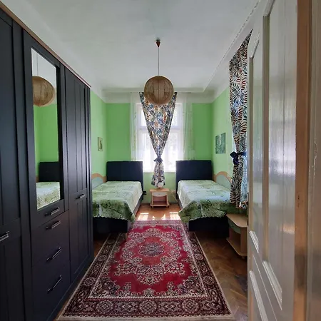 Appartement етаж от къща с двор