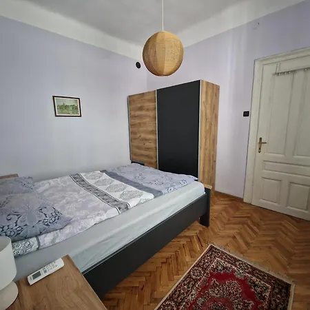 етаж от къща с двор Apartment
