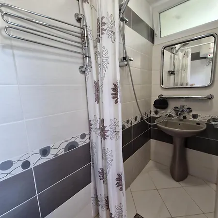 Appartement етаж от къща с двор *