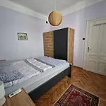 етаж от къща с двор Apartment