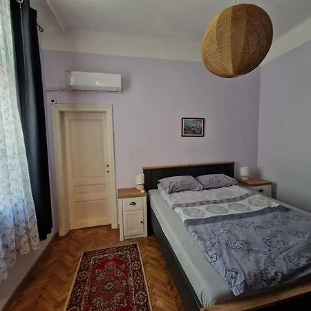 етаж от къща с двор Burgaz