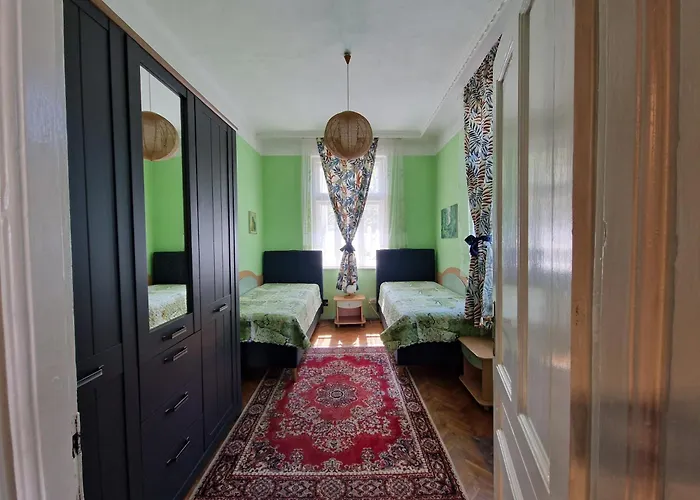 Appartement етаж от къща с двор