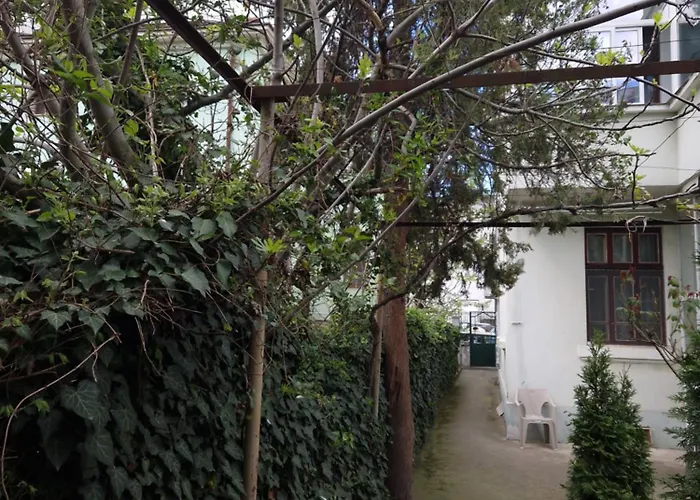 Appartement етаж от къща с двор Burgas